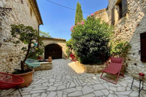 L'Uzétienne- Large residence with pond and patio!